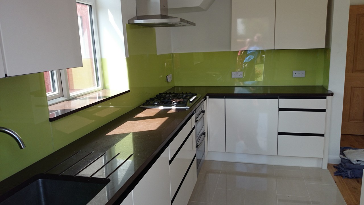 Lime green glass kitchen splashback installed by Thornton Heath glaziers